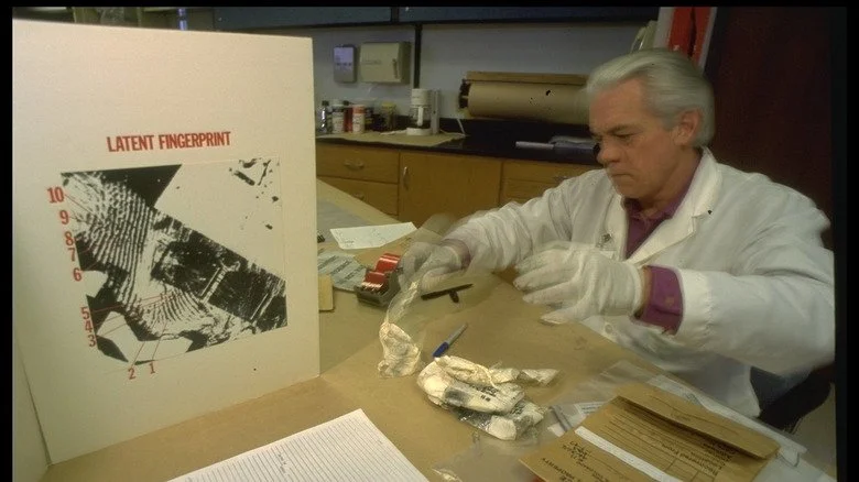 technicien de laboratoire analysant des empreintes digitales