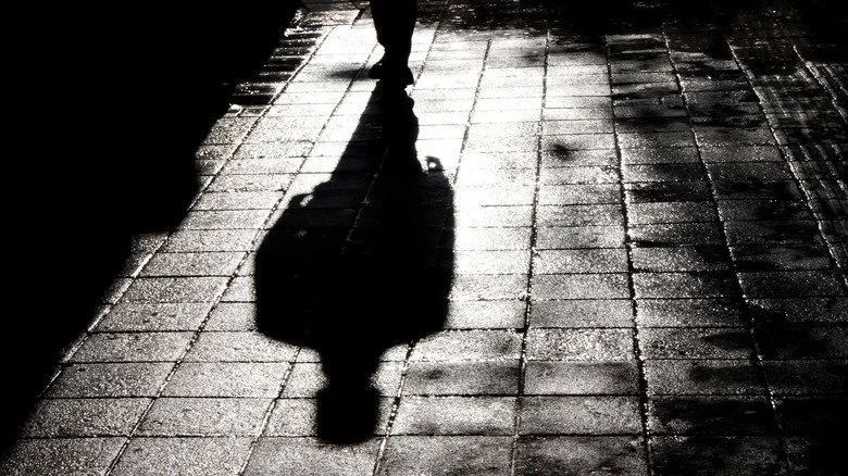 Silhouette mystérieuse dans la rue