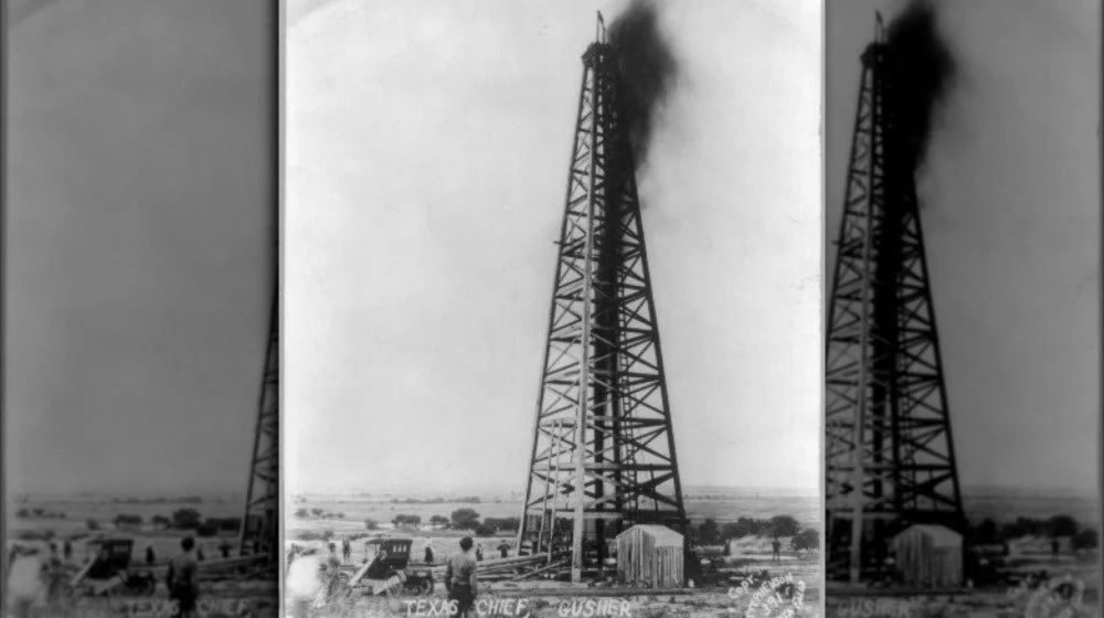 Puits de pétrole au Texas crachant du pétrole