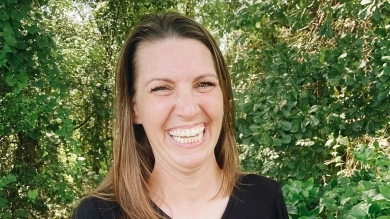 Amanda Brumfield souriant dans les bois