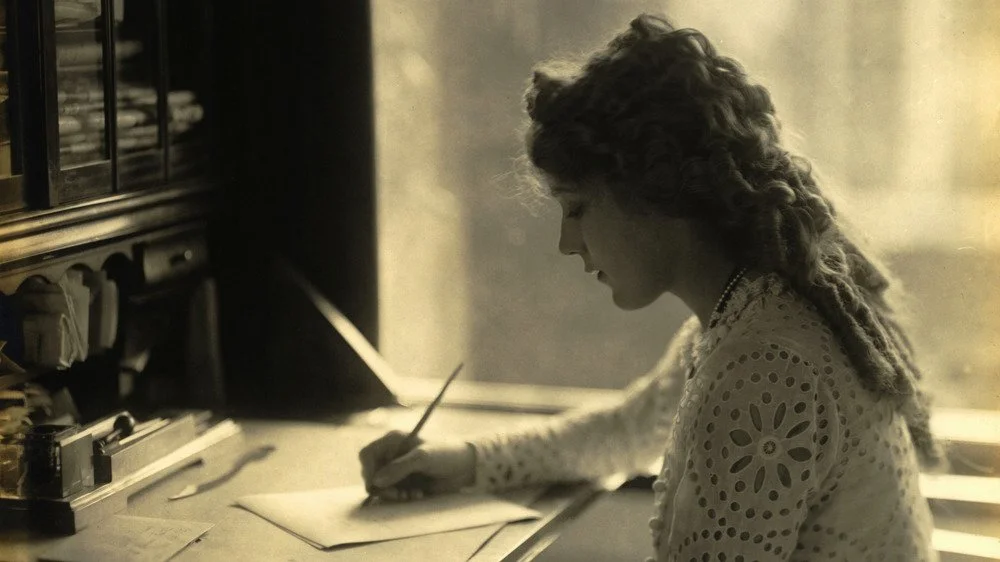 Mary Pickford écrivant à un bureau, 23 mai 1918