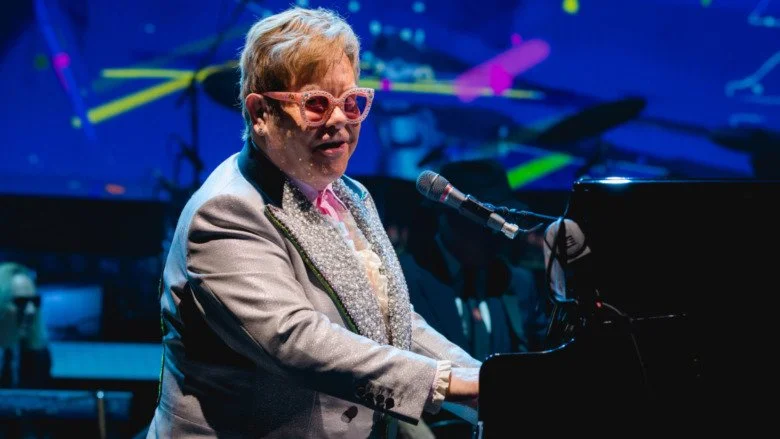 Elton John jouant du piano