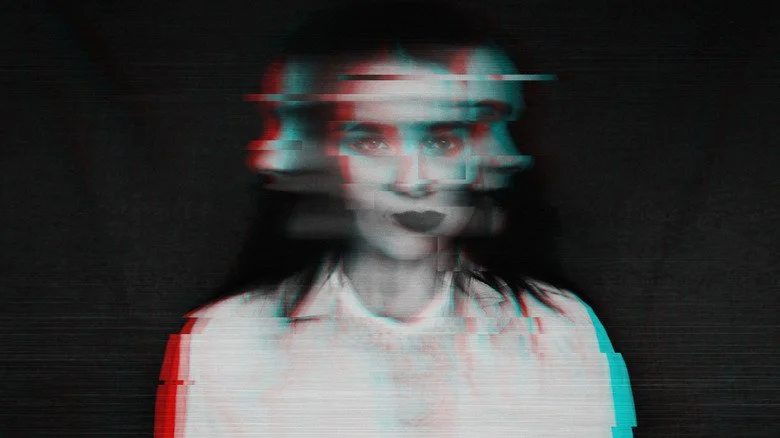 Visage de femme avec effet de glitch