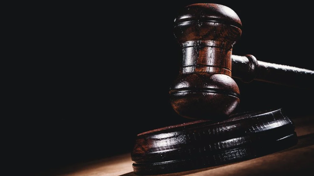 Marteau de justice représentant l'Operation Family Secrets