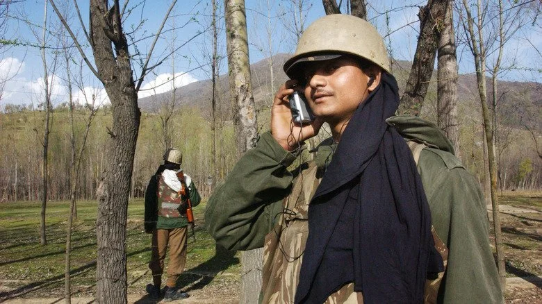 Gardes-frontières en Inde écoutant la radio