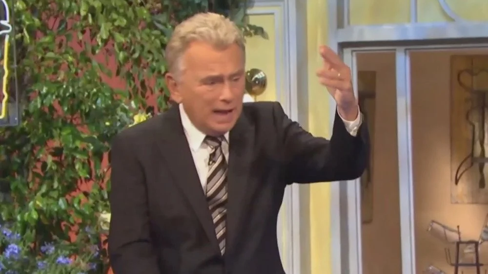 Pat Sajak avec la main levée