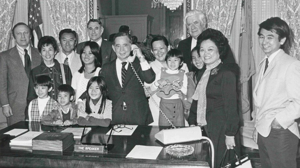 Patsy Mink avec d'autres dans le bureau du Speaker
