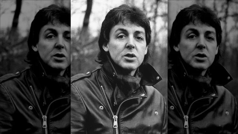 Paul McCartney posant en veste en cuir en 1980