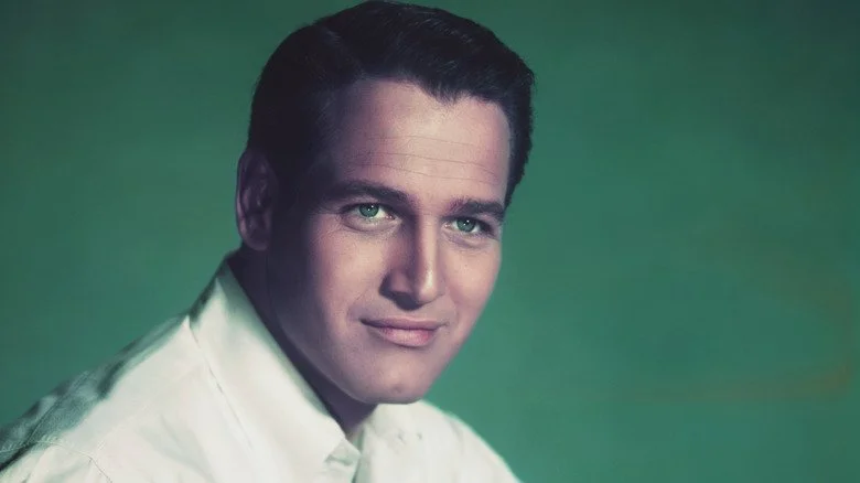 Paul Newman souriant sur fond vert