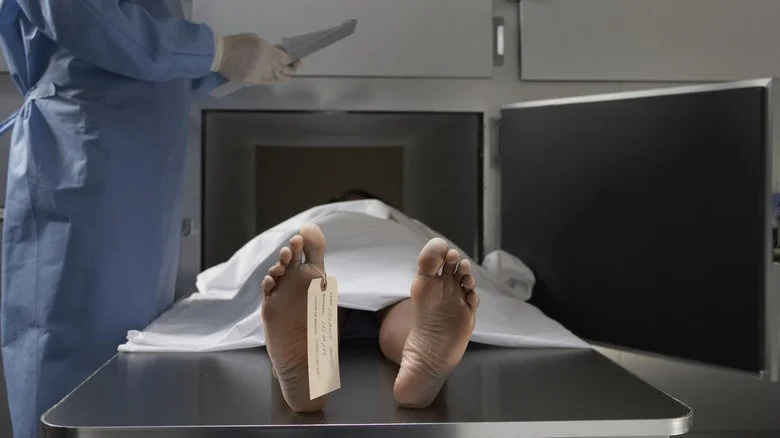 Corps posé sur une table de morgue