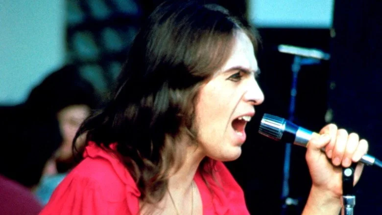 Peter Gabriel chantant au micro