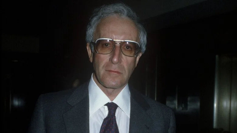 Peter Sellers en lunettes et costume