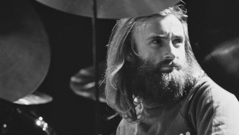 Phil Collins derrière sa batterie