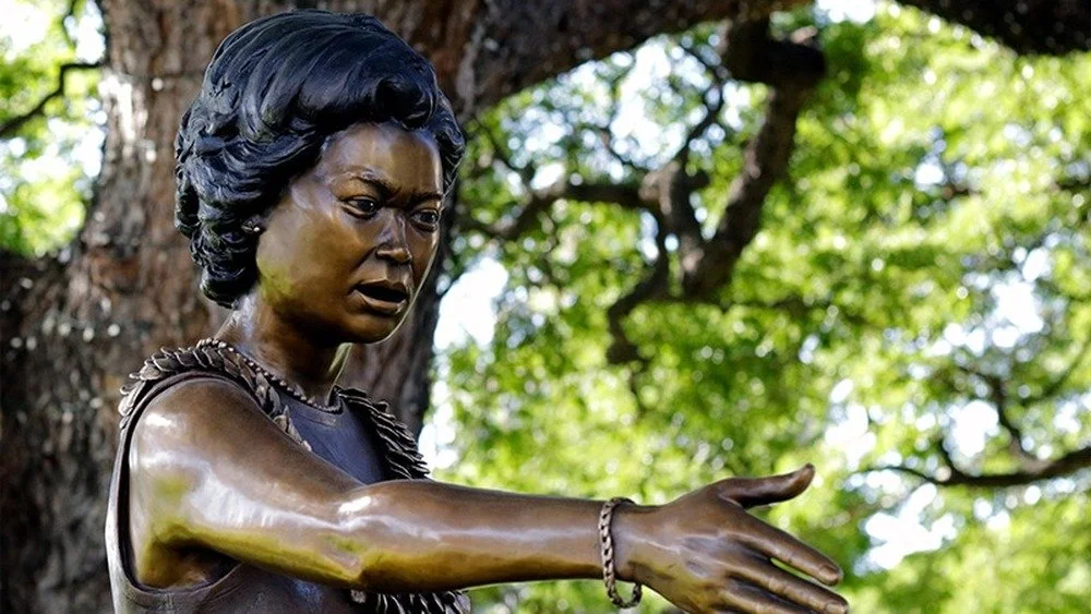 Statue en bronze de Patsy Mink dans un parc