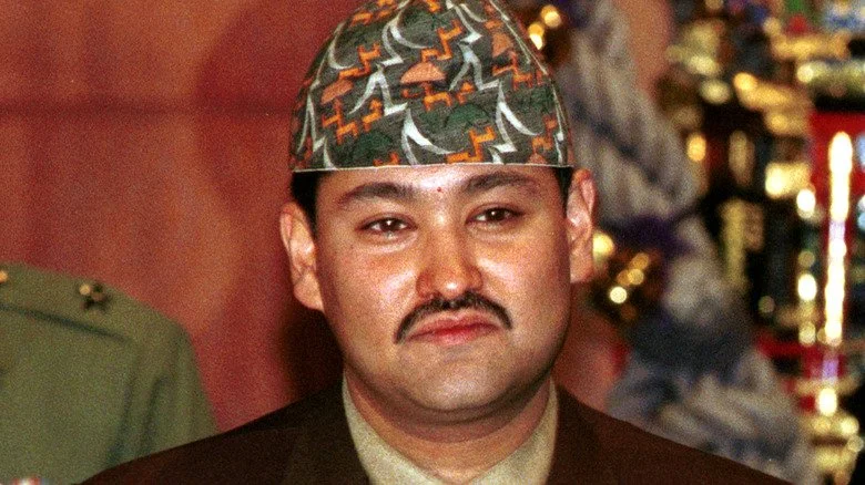 Prince Dipendra avec un chapeau coloré et une moustache lors d'un événement