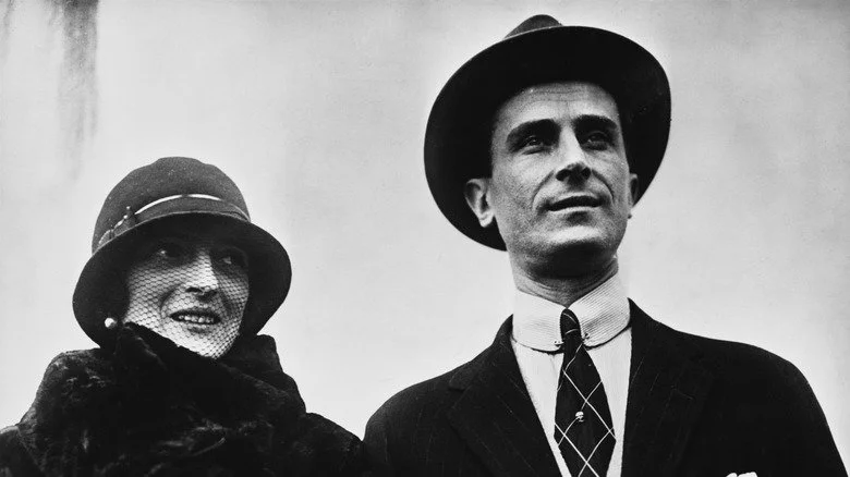 Prince Felix Yusupov et son épouse souriants portant des chapeaux noirs et des vêtements sombres élégants