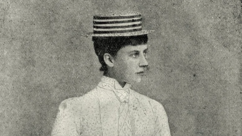 Princesse Charlotte de Prusse portant un chapeau rayé et une chemise blanche, regardant sur le côté