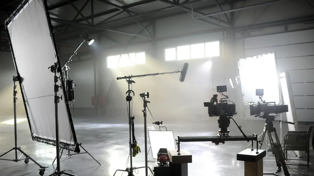 Plateau de tournage avec lumières et caméras
