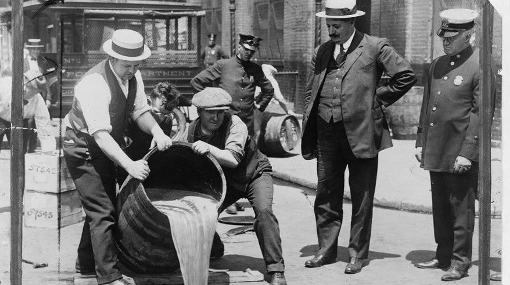 Déversement d'alcool durant la prohibition