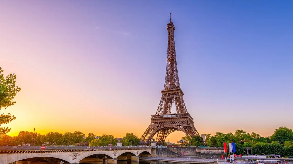 Vue de la Tour Eiffel sous un ciel violet