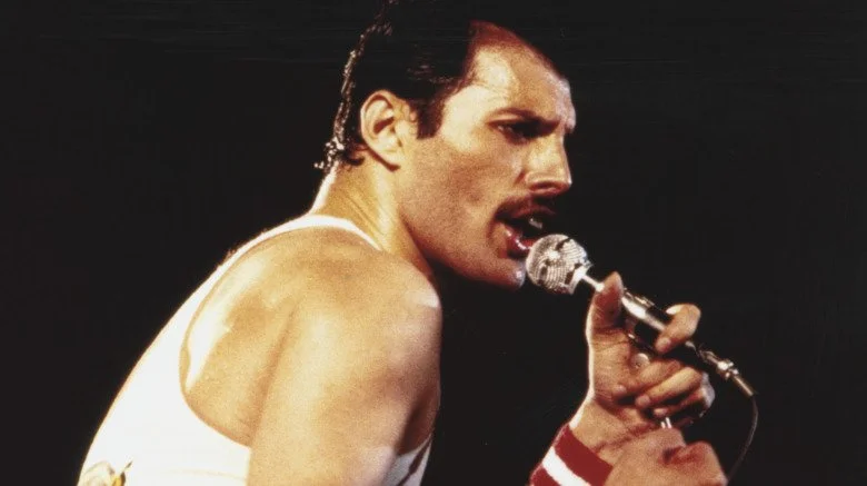 Freddie Mercury chantant au micro