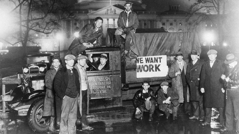 Travailleurs américains près d’un camion