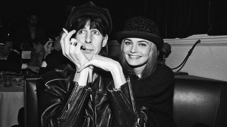 Ric Ocasek et Paulina Porizkova assis ensemble en 1990