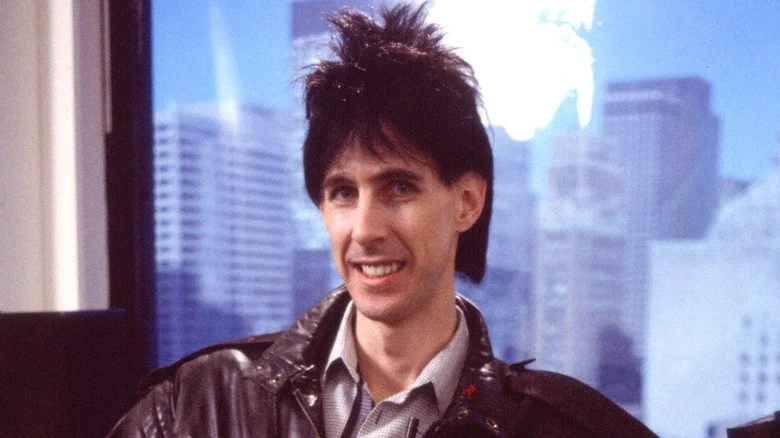 Ric Ocasek souriant devant une fenêtre