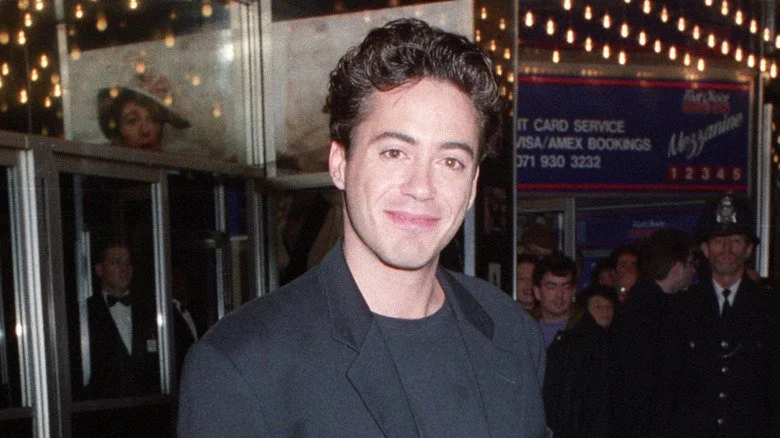 Robert Downey Jr. dans les années 90 regardant la caméra, lèvres fermées