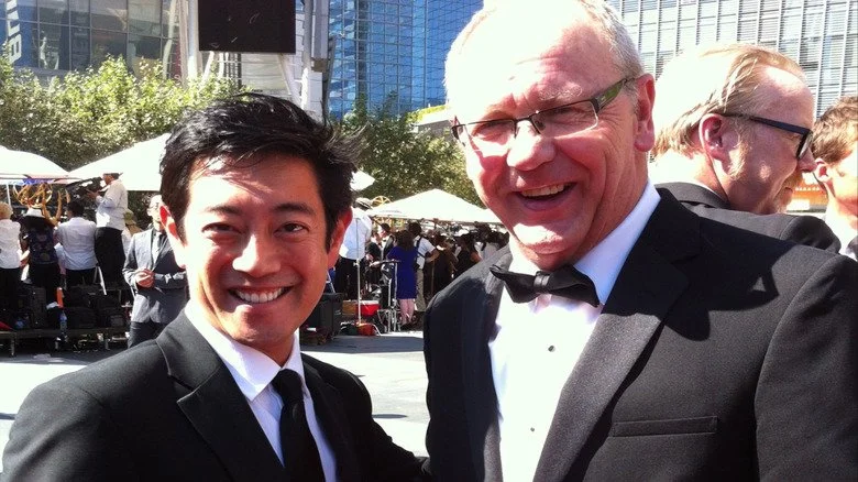 Grant Imahara et Robert Lee souriant sur le tapis rouge