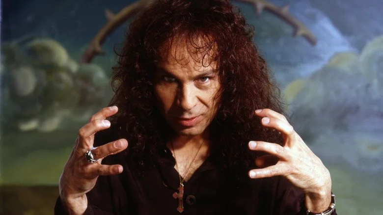 Ronnie James Dio levant les mains et regardant