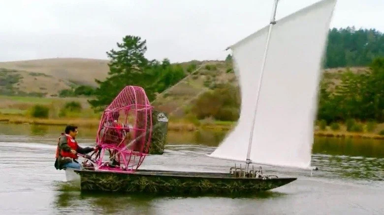 Grant Imahara avec un grand ventilateur soufflant dans une voile