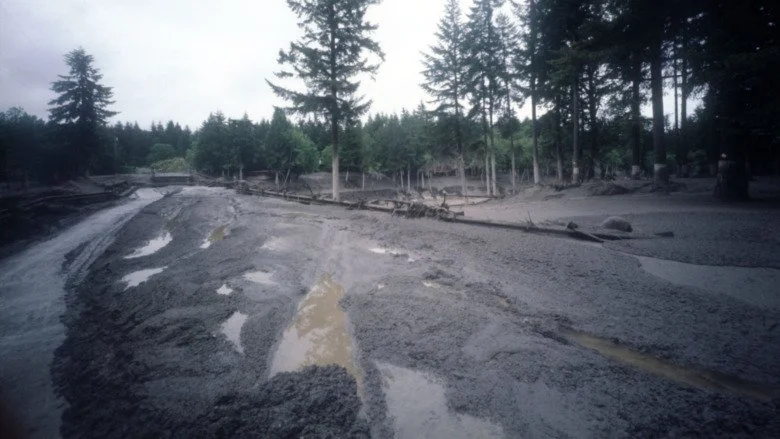 Glissement de terrain après l'éruption du volcan