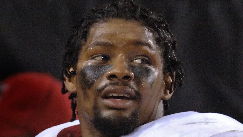 Sean Taylor regardant sur le côté