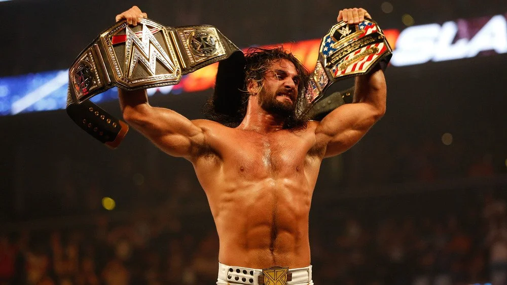 Seth Rollins avec plusieurs ceintures de champion