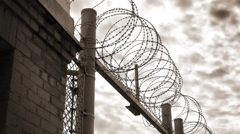 Fil barbelé devant une prison