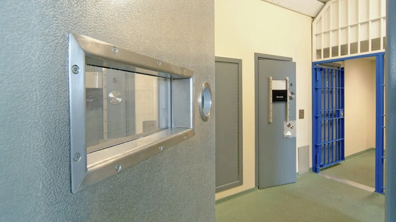 Porte de cellule en métal avec une petite fenêtre