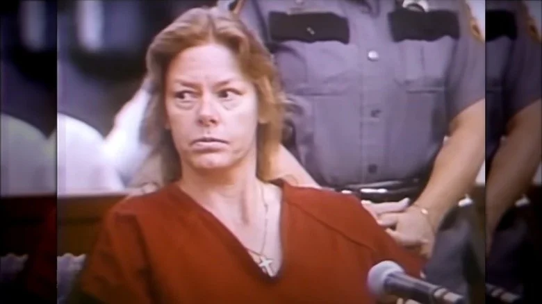 Aileen Wuornos en tenue rouge en salle d'audience