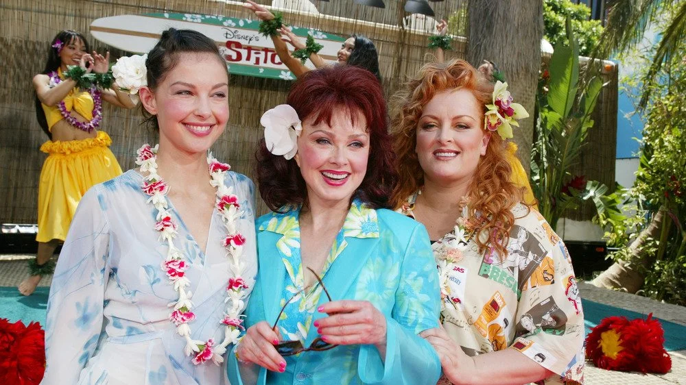 Ashley, Naomi and Wynonna Judd portant des chemises tropicales