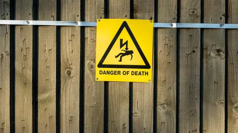 Panneau danger électricité sur une clôture