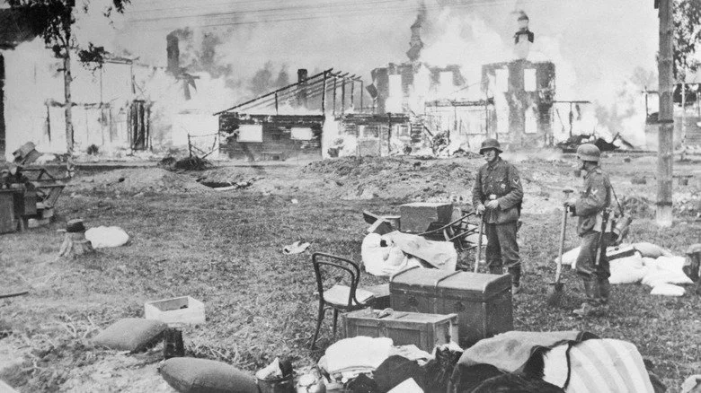 nazis looting outside leningrad