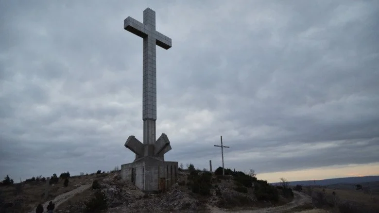 Croix chrétienne sous un ciel nuageux