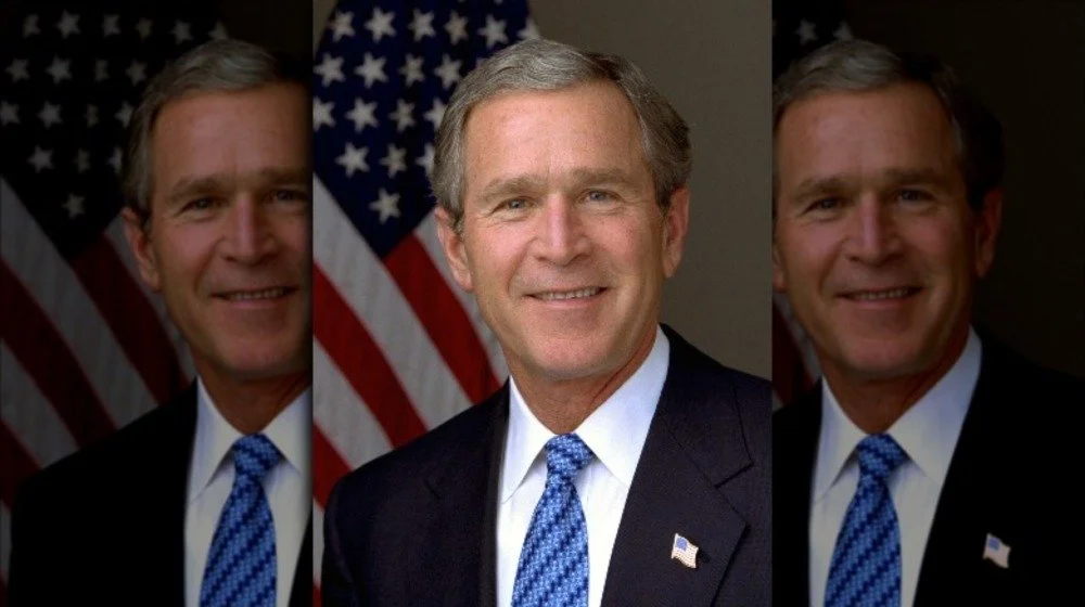 George W. Bush devant un drapeau