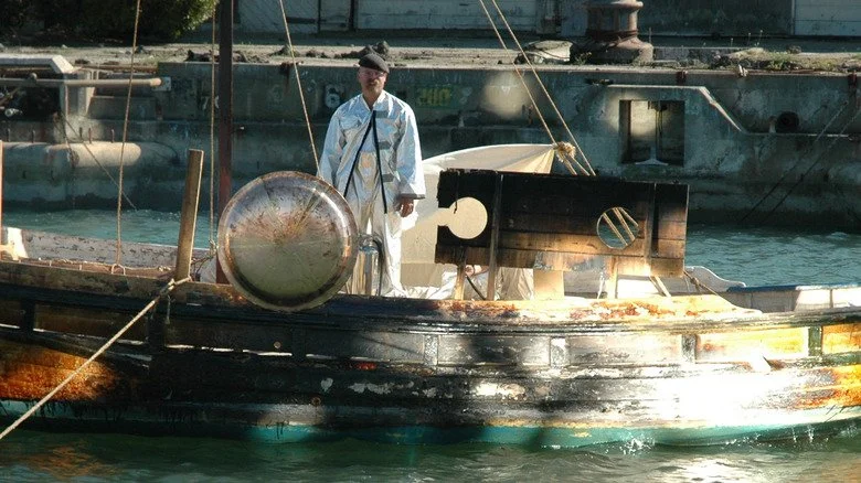 Jamie debout dans une embarcation lors du test du rayon de la mort d'Archimède