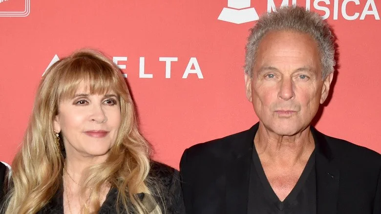 Stevie Nicks et Lindsey Buckingham posent ensemble lors d'un événement honorant Fleetwood Mac au Radio City Music Hall