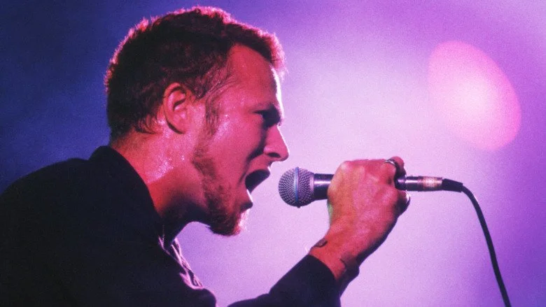 Scott Weiland chantant au micro