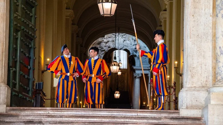 Garde suisse en faction devant une porte