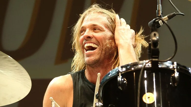 Taylor Hawkins souriant derrière sa batterie