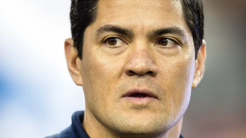 Tedy Bruschi regardant sur le côté