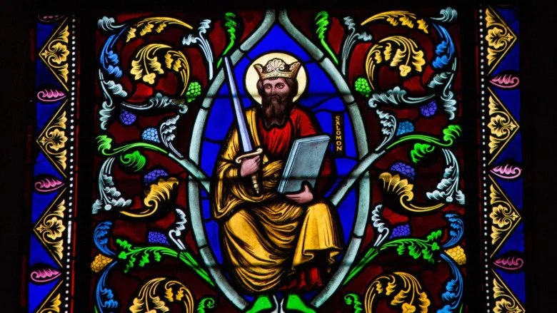 Sculpture de pierre représentant le roi Salomon